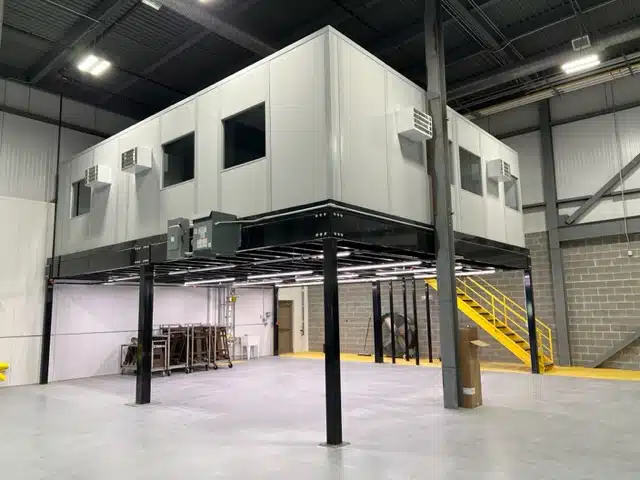 Oficinas modulares dentro de planta